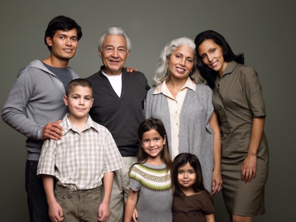 Drei Generationen stehen für ein Familienportrait zusammen.
