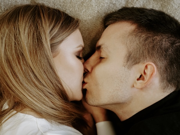 Hochsensibel in der Liebe: Zwei Köpfe sind ganz nah und innig für einen Kuss aneinander gelegt.
