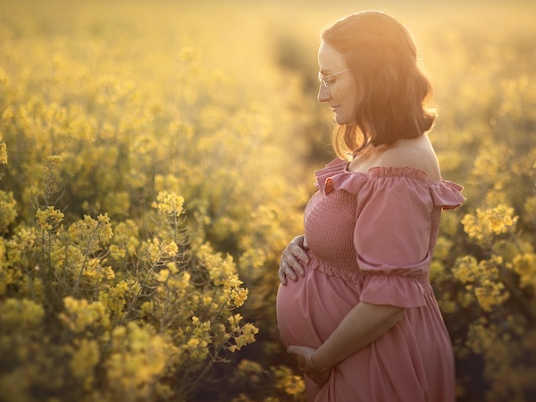 Statt unglücklich schwanger zeigt sich die Gastautorin beseelt mit ihrem kugelrunden Babybauch.